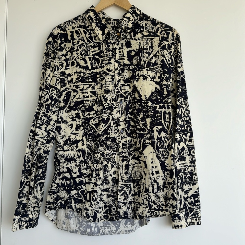 CARVEN SHIRT IN SIZE 42 (L) IN LIKE NEW CONDITION